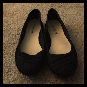 American Eagle black ruffle flats